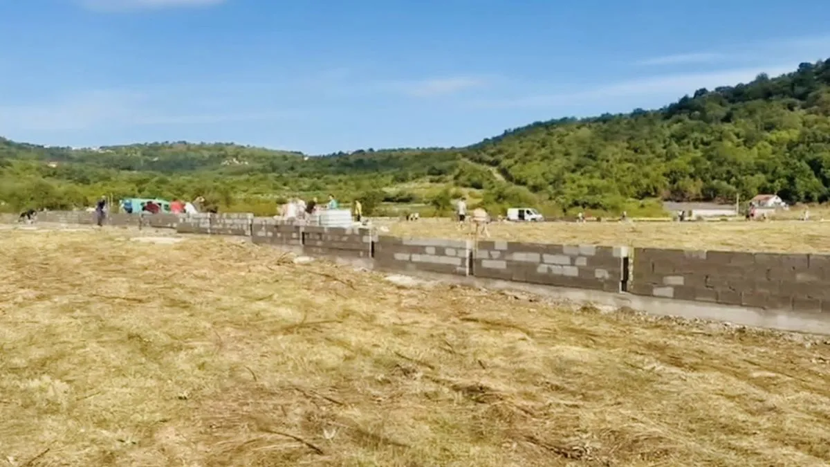 Kada se na gradilištu pojavilo nekoliko vozila EUFOR-a, postalo je jasno da se ne radi o običnom ograđivanju mezarja.