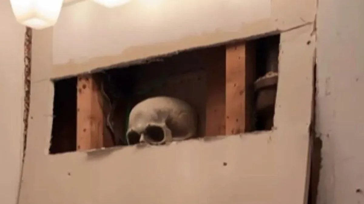 Supružnici su ugledali filmsku scenu - plastični skelet, obučen od glave do pete...