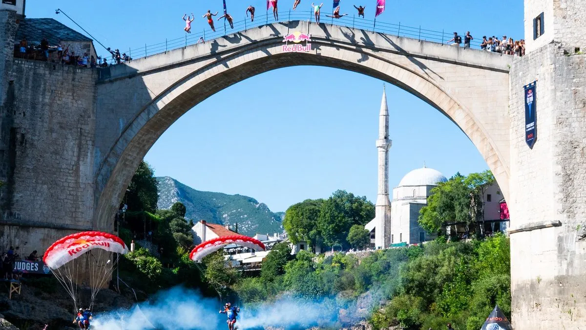 Padobranici proletjeli ispod Starog mosta, zvijezde Red Bull Cliff Divinga izvele masovni skok 