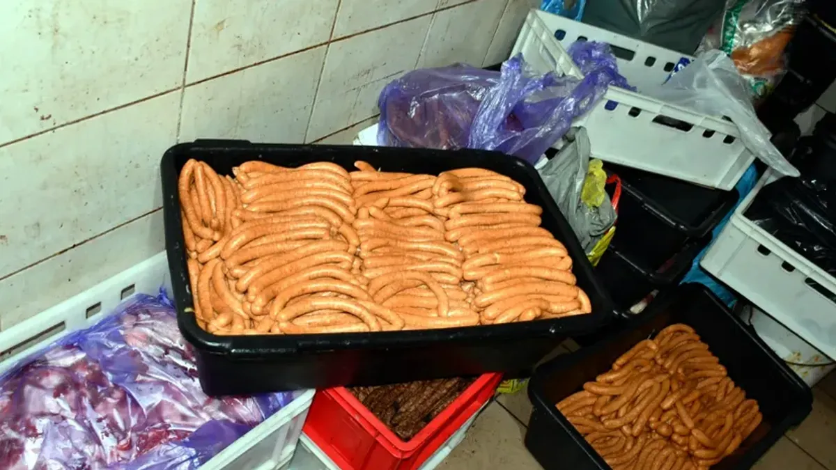 Sumnja se da јe u neregistrovanom i neuslovnom obјektu meso prerađivano i pripremano