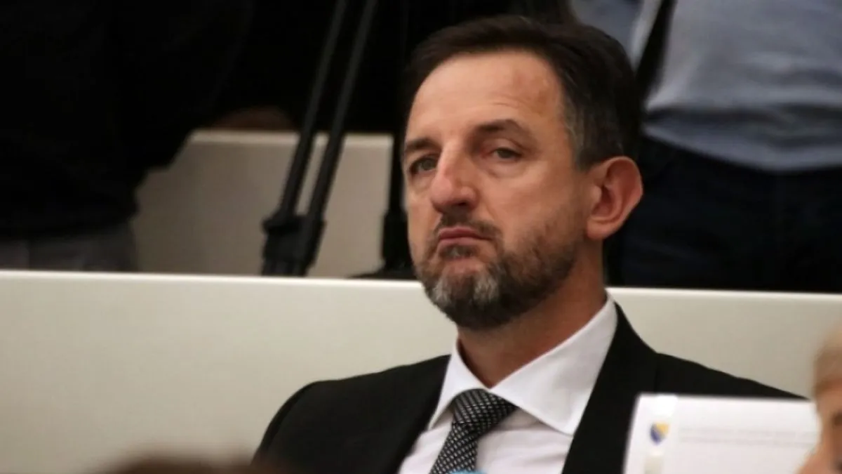 Prema našim saznanjima na Mahmutovića je verbalno nasrnuo Živko Marjanac, potpredsjednik Vijeća naroda RS-a