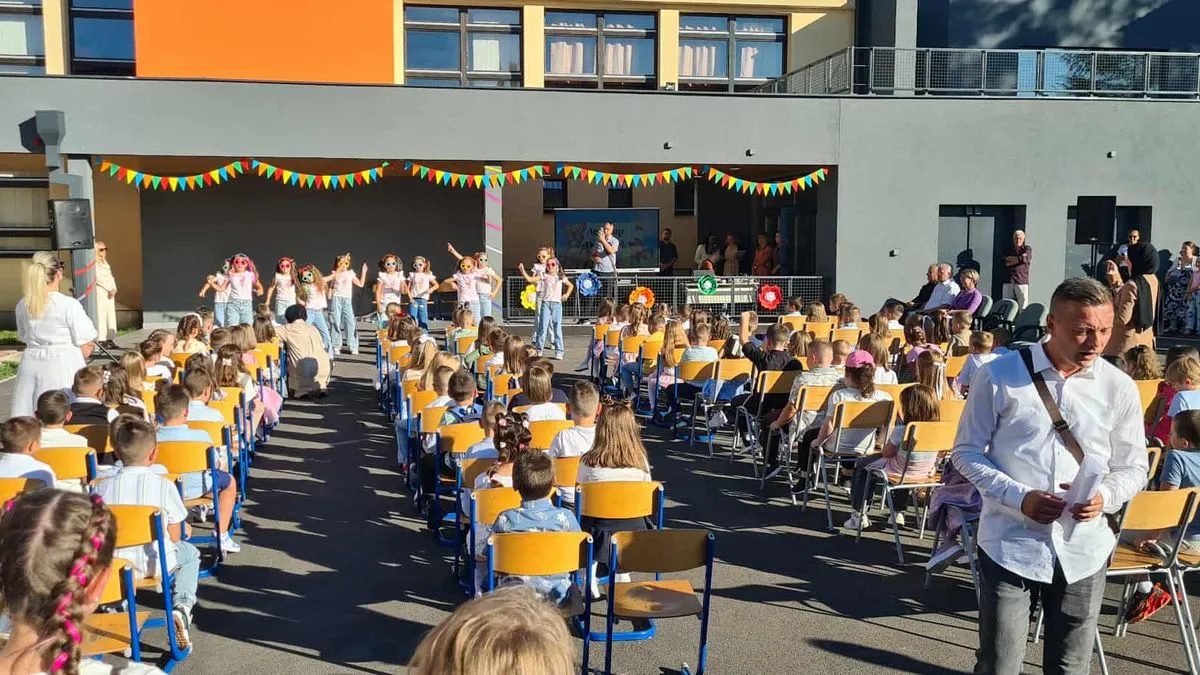 Počela nova školska godina: Dvorište OŠ 'Zahid Baručija' bilo je ispunjeno učenicima