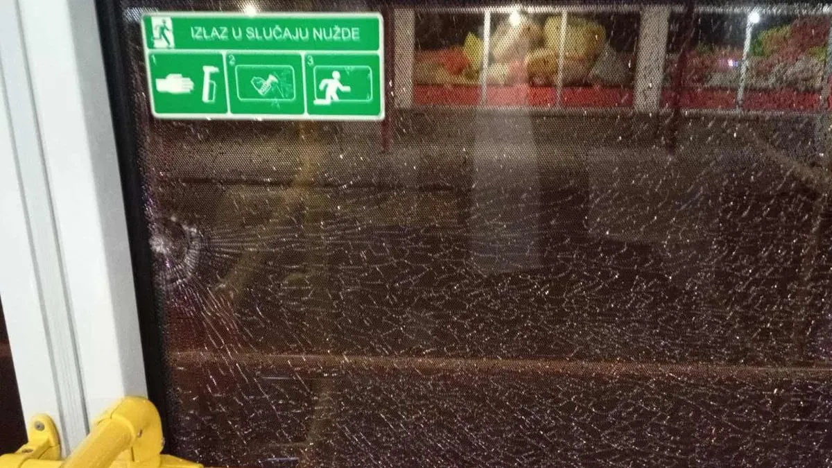 Drama u Sarajevu: Neko gađao novi trolejbus pa razbio staklo