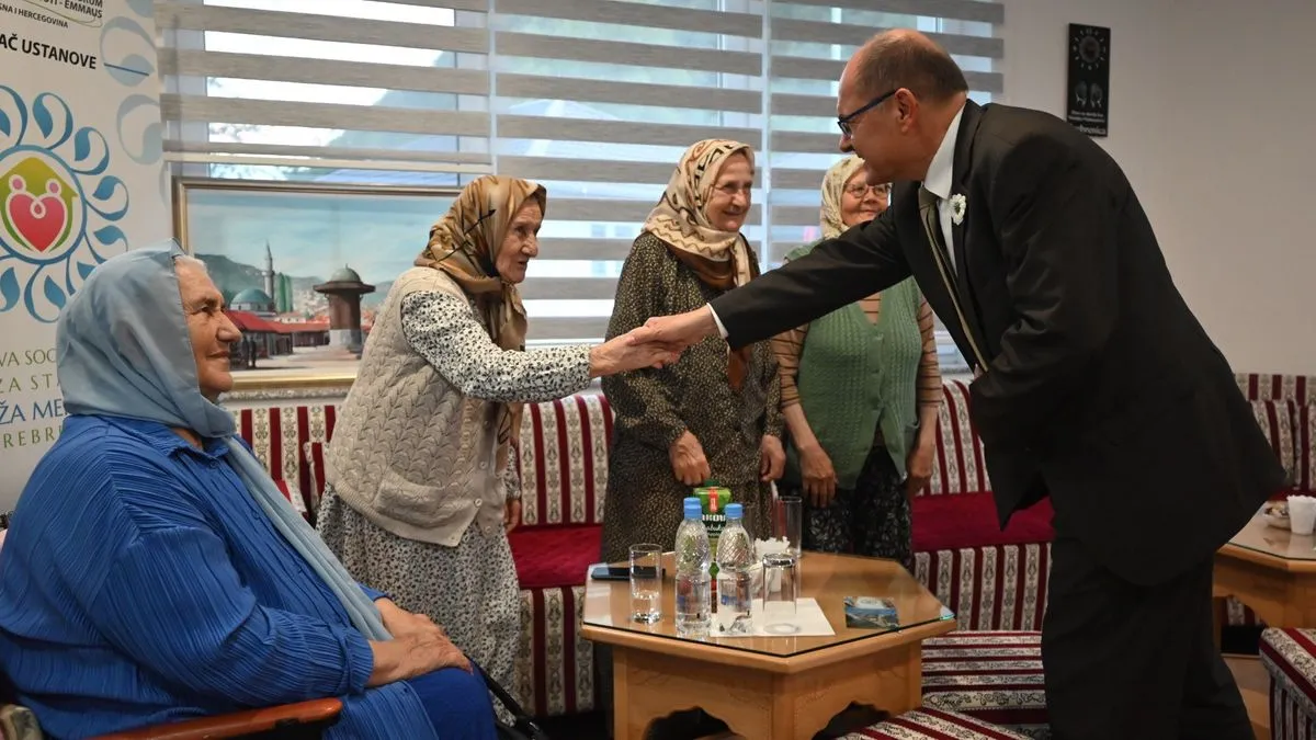 Delegacija je obišla i Dom za starija lica "Hatidža Mehmedović", gdje su razgovarali sa korisnicima...