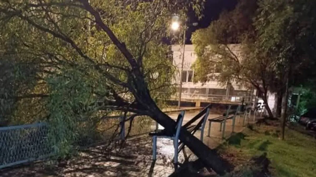 Zbog velike količine padavine pojedine ulice su poplavile, a oštećeni su i brojni automobili