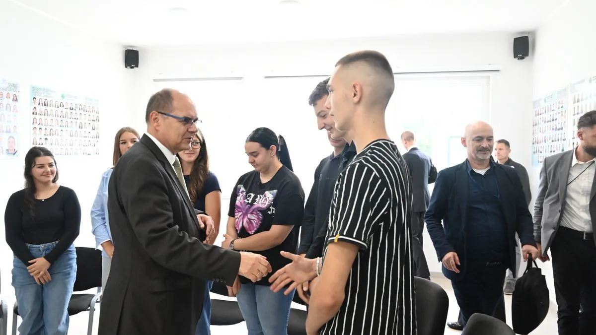 Delegacija je obišla i Dom za starija lica "Hatidža Mehmedović", gdje su razgovarali sa korisnicima...