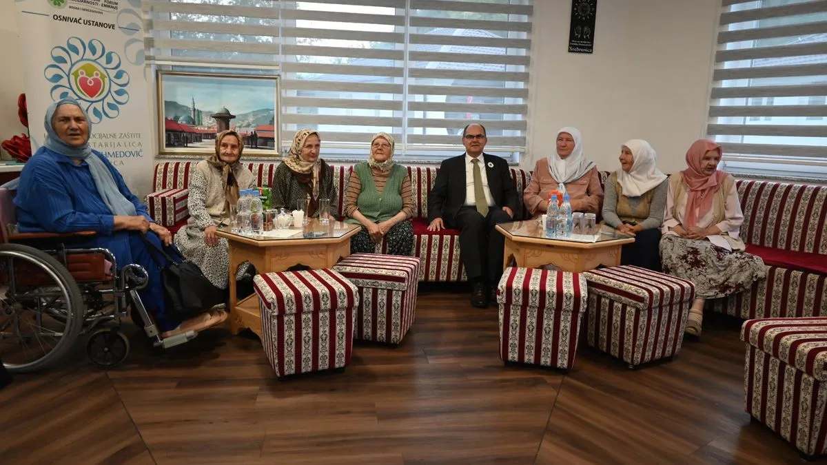 Delegacija je obišla i Dom za starija lica "Hatidža Mehmedović", gdje su razgovarali sa korisnicima...