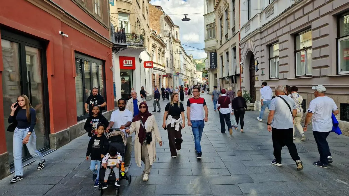 U Sarajevu umjereno do pretežno oblačno vrijeme. Tokom poslijepodneva su mogući pljuskovi i grmljavina. Jutarnja temperatura oko 11, a dnevna oko 22 °C.