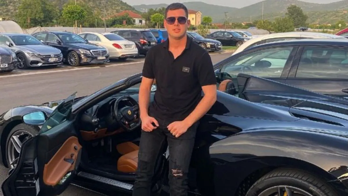 Policajac koji je odlučio da mu pomogne je to uradio tokom pauze na svom privatnom motoru