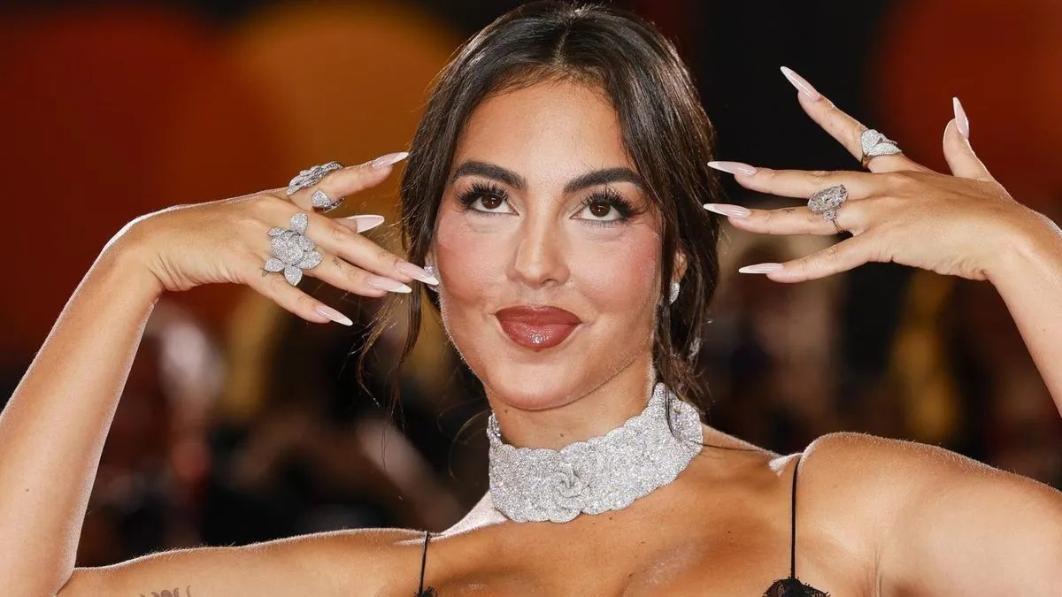 Iako je zablistala u elegantnoj crnoj haljini, u prvom planu bio je zaručnički prsten