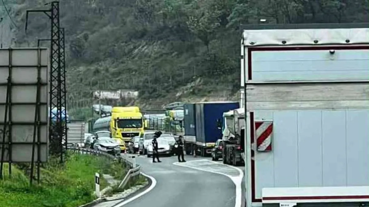 U toku je režim naizmjeničnog propuštanja vozila te se vozačima savjetuje dodatni oprez