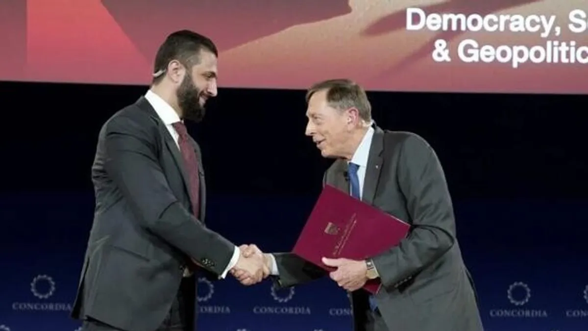 Posmatrači su primijetili koliko je nadrealno vidjeti Petraeusa kako intervjuira Sharaau, bivšeg člana Al-Qaide.