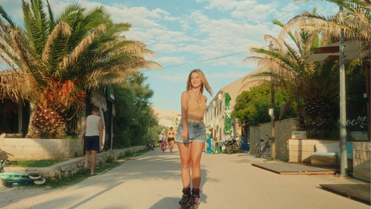 Vizualno atraktivan i dinamičan, spot prati savremenu estetiku i upotpunjuje snažnu produkcijsku vrijednost cijelog projekta