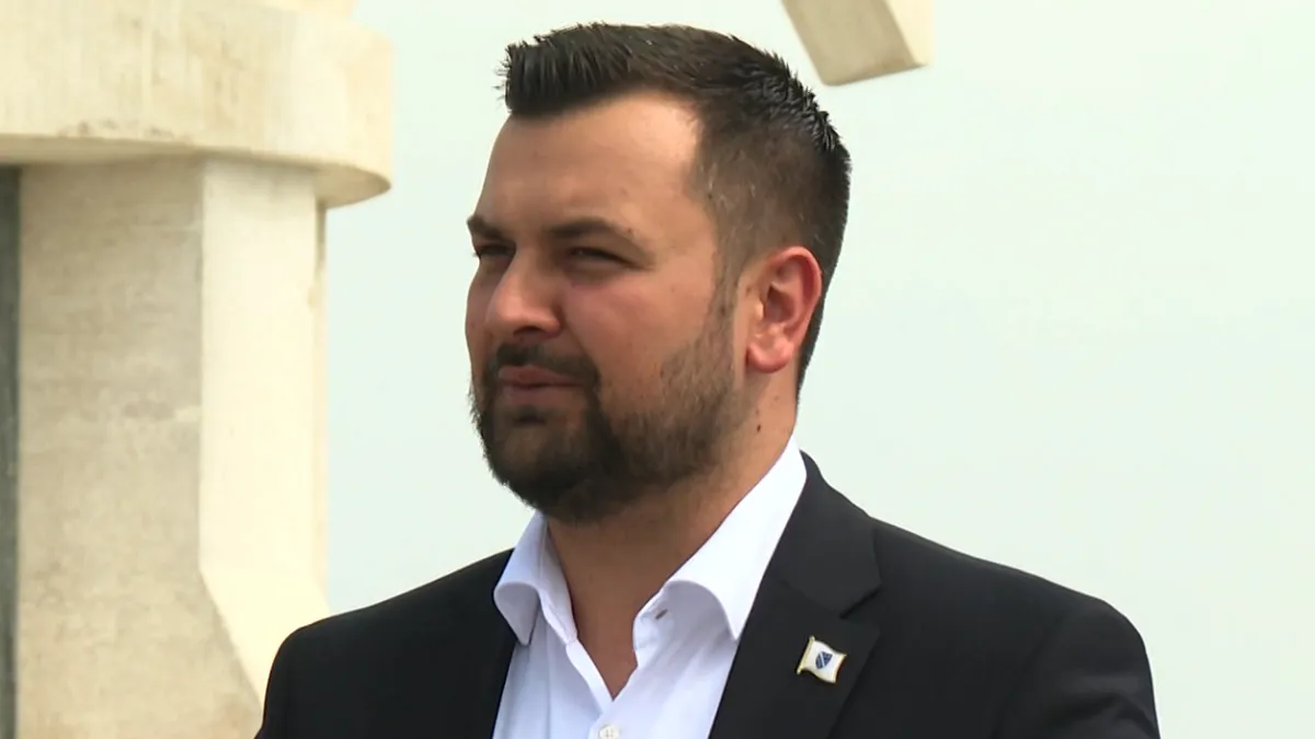 Zastupnik u Hrvatskom saboru u ime pet manjina Armin Hodžić tokom posjete Gradačcu, odakle su mu rodom roditelji, bio je gost ekipe Hayat TV-a.