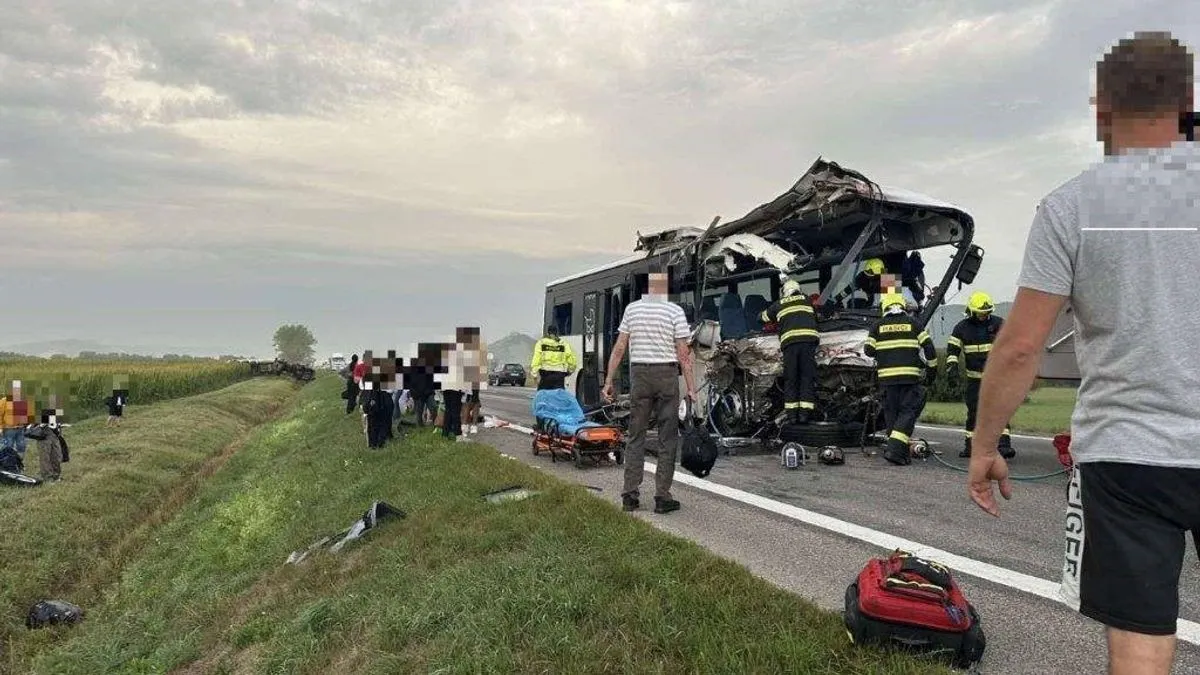Poginuo vozač: Autobus uništen nakon saobraćajne nesreće kod Drienoveca, 28 povrijeđenih