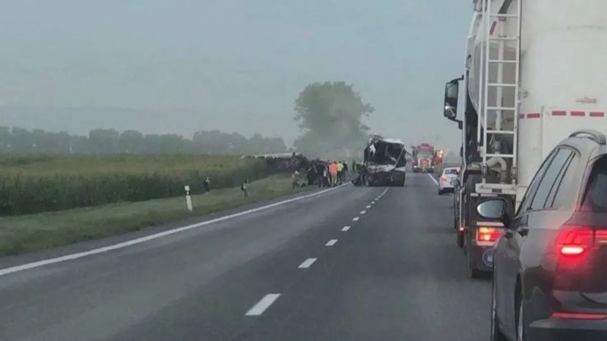 Vozač autobusa, koji je ostao zarobljen u smrskanom vozilu, nakon što su ga vatrogasci izvukli prevezen je helikopterom.