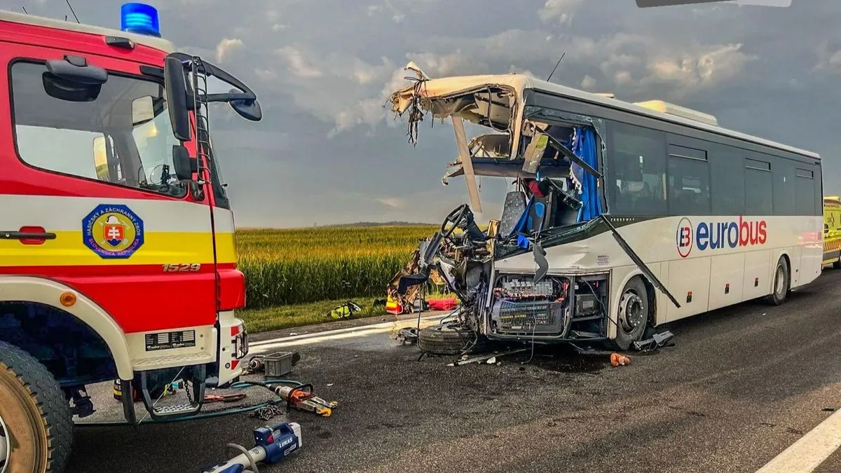 Vozač autobusa, koji je ostao zarobljen u smrskanom vozilu, nakon što su ga vatrogasci izvukli prevezen je helikopterom.