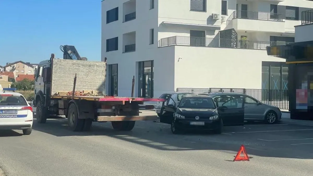 Vozač automobila je htio da skrene, uredno je upalio žmigavac, ali je u isto vrijeme počeo da skreće i vozač kamiona 