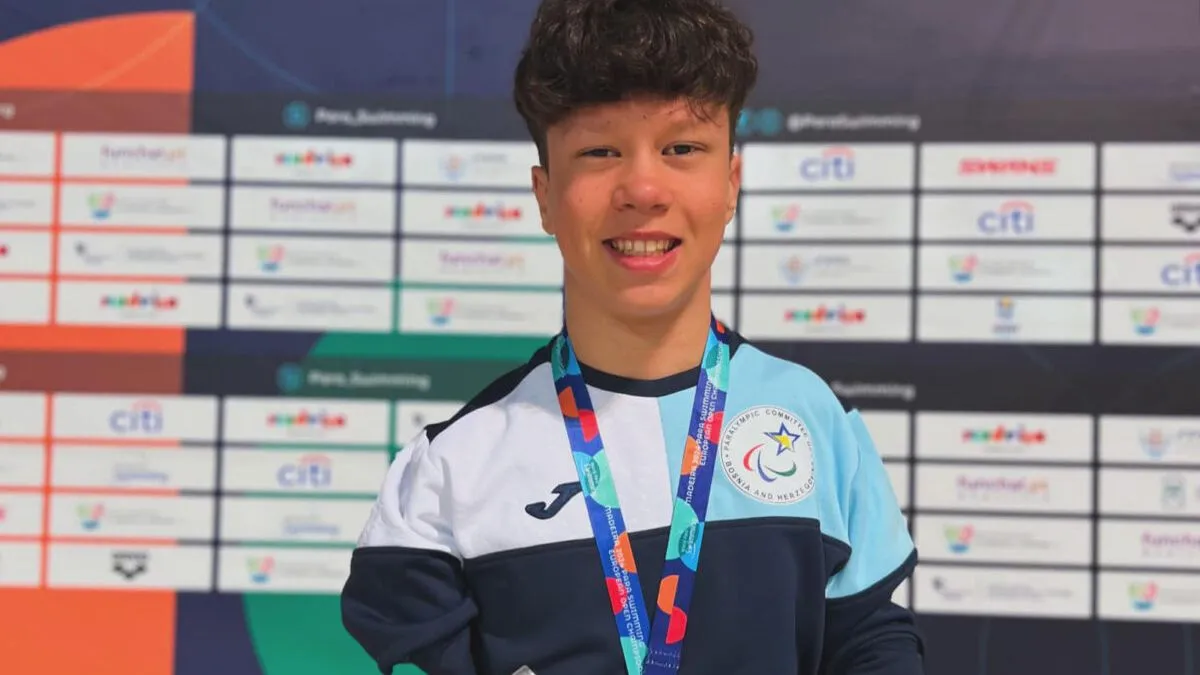 Barlov je nastupio u disciplini 150 metara mješovito sa otplivanim vremenom 3:22:36