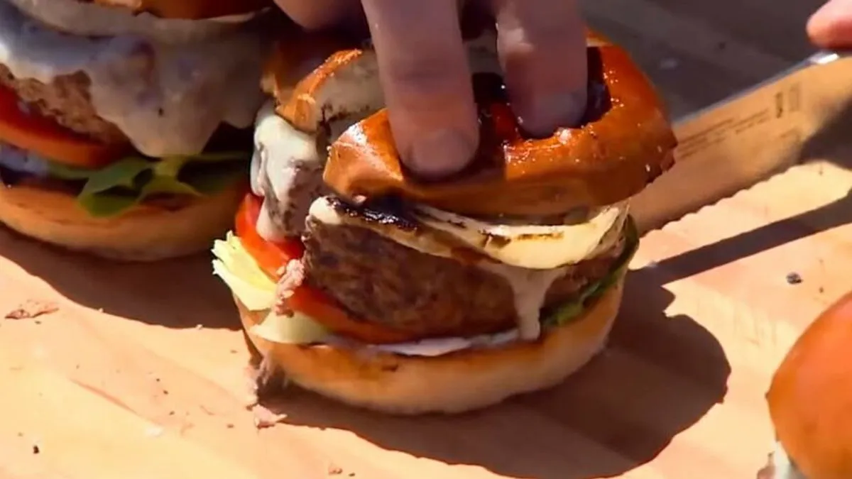 Uzrok problema je dotrajao teflonski čep na pakirnoj mašini, koji je oštetio foliju i omogućio ulazak vazduha u pakovanje