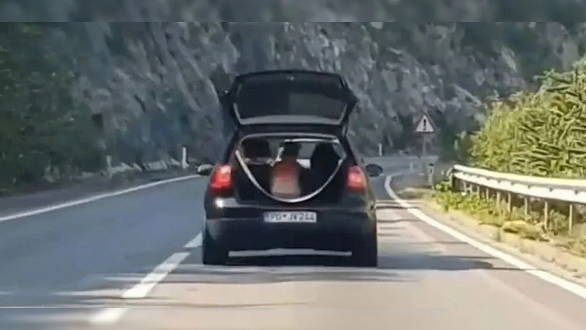 Odmah su razbili prozor kako bi oslobodili dječaka, izvestio je list Heute.