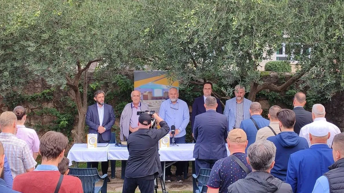 Svečanosti su prisustvovali brojni građani, kao i predstavnici javnog i kulturnog života.