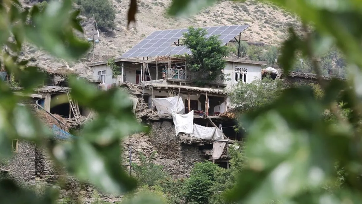 Težak teren ozbiljno ometa napore spasilaca u pružanju pomoći u izoliranim selima
