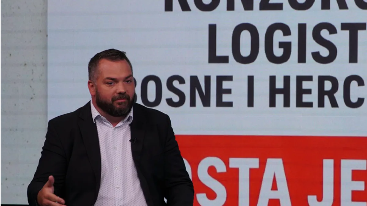 Septembar je osim sa povratkom đaka u školu počeo sa velikim protestima prijevoznika i vraćanjem državnog budžeta predlagaču .