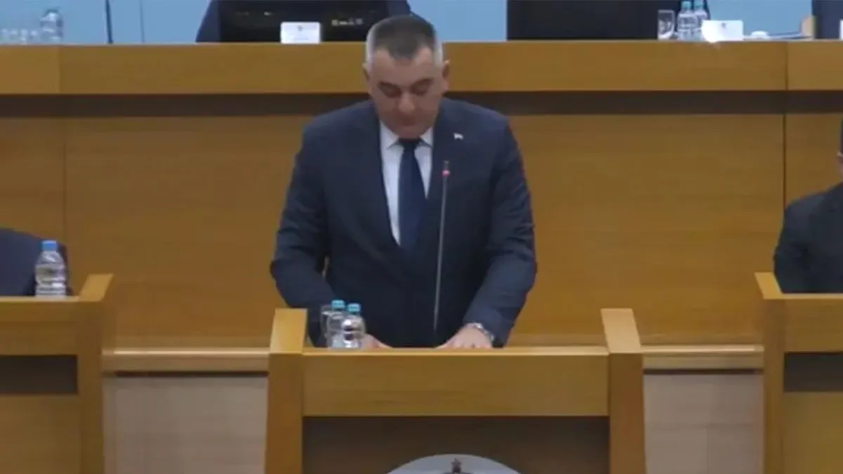 Tokom Minićevog izlaganja ekspozea, zastupnici opozicije SDS-a i PDP napustili su sjednicu NSRS
