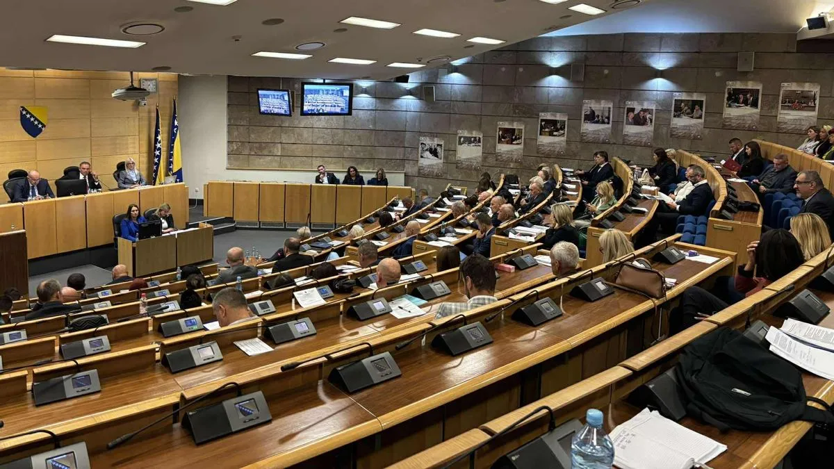 Prema izmjenama, brišu se dva člana Zakona koja je Sud proglasio neustavnim jer viši nivo vlasti ne može nametnuti obaveze nižim nivoima a da za to nisu osigurana sredstva.