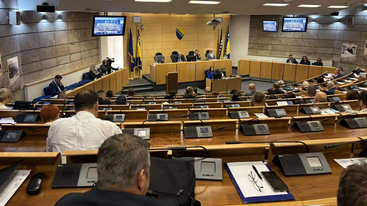 Prema izmjenama, brišu se dva člana Zakona koja je Sud proglasio neustavnim jer viši nivo vlasti ne može nametnuti obaveze nižim nivoima a da za to nisu osigurana sredstva.