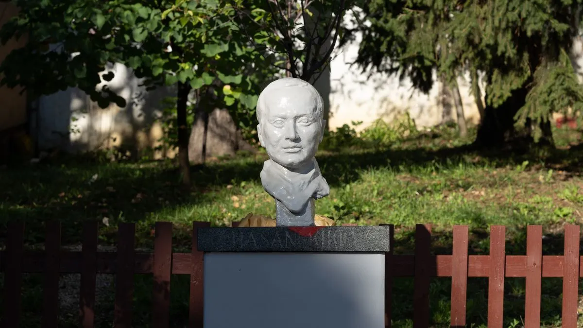 Ovim činom, dvorište Osnovne škole “Hasan Kikić” ponovo krasi bista velikana književnosti