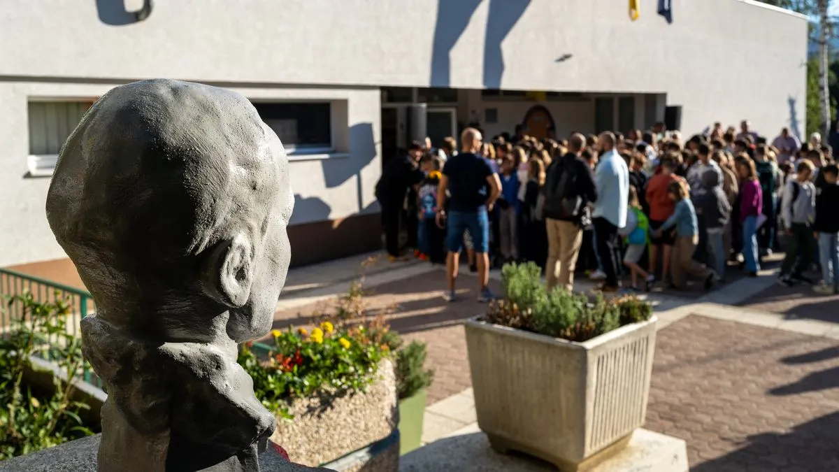 Ovim činom, dvorište Osnovne škole “Hasan Kikić” ponovo krasi bista velikana književnosti