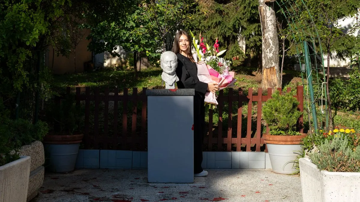 Ukradena prije 15 godina: Učenica 'vratila' bistu Hasana Kikića u dvorište svoje škole