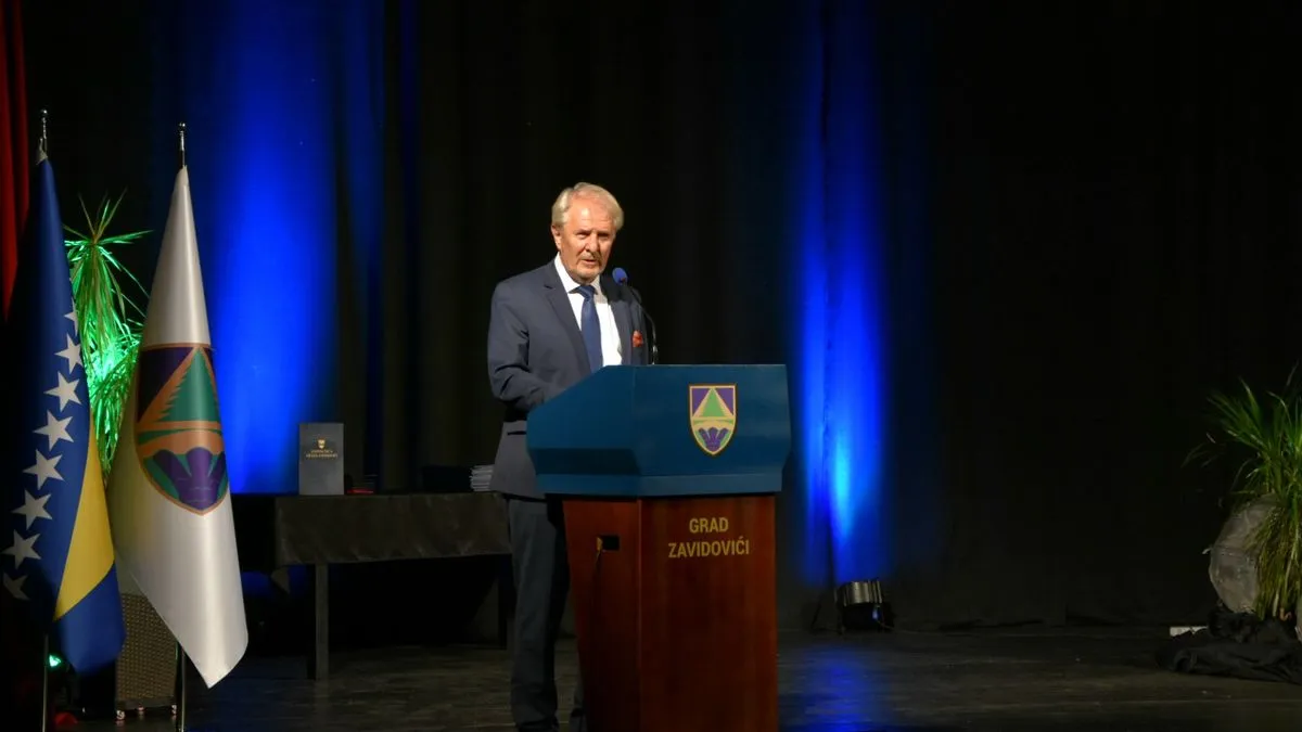 Govoreći o budućnosti, potpredsjednik Lendo naglasio je da Zavidovići zaslužuju biti grad prosperiteta, novih radnih mjesta, modernog obrazovanja i prilika za mlade.