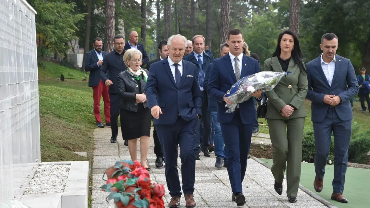 Potpredsjednik Lendo je položio cvijeće na spomen-obilježja u Tuzli i učenjem Fatihe odao počast svim šehidima i poginulim borcima Armije RBiH
