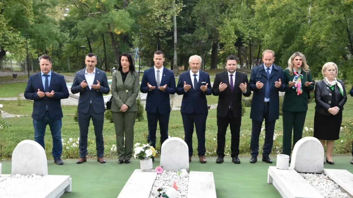 Potpredsjednik Lendo je položio cvijeće na spomen-obilježja u Tuzli i učenjem Fatihe odao počast svim šehidima i poginulim borcima Armije RBiH