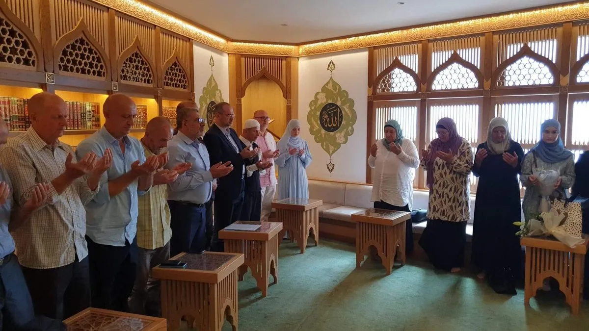 Na svom putu imala je podršku muhaffiza, prof. hfz. Amira ef. Hodžića, koji je svojim iskustvom i savjetima pratio i usmjeravao njeno učenje.