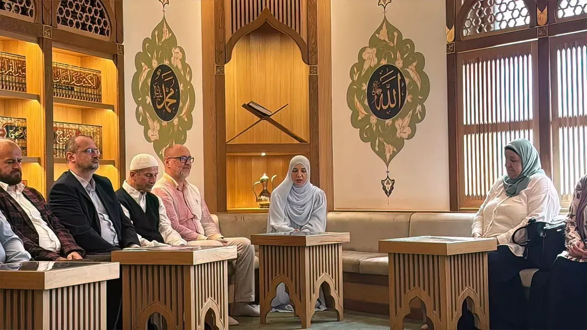 Na svom putu imala je podršku muhaffiza, prof. hfz. Amira ef. Hodžića, koji je svojim iskustvom i savjetima pratio i usmjeravao njeno učenje.