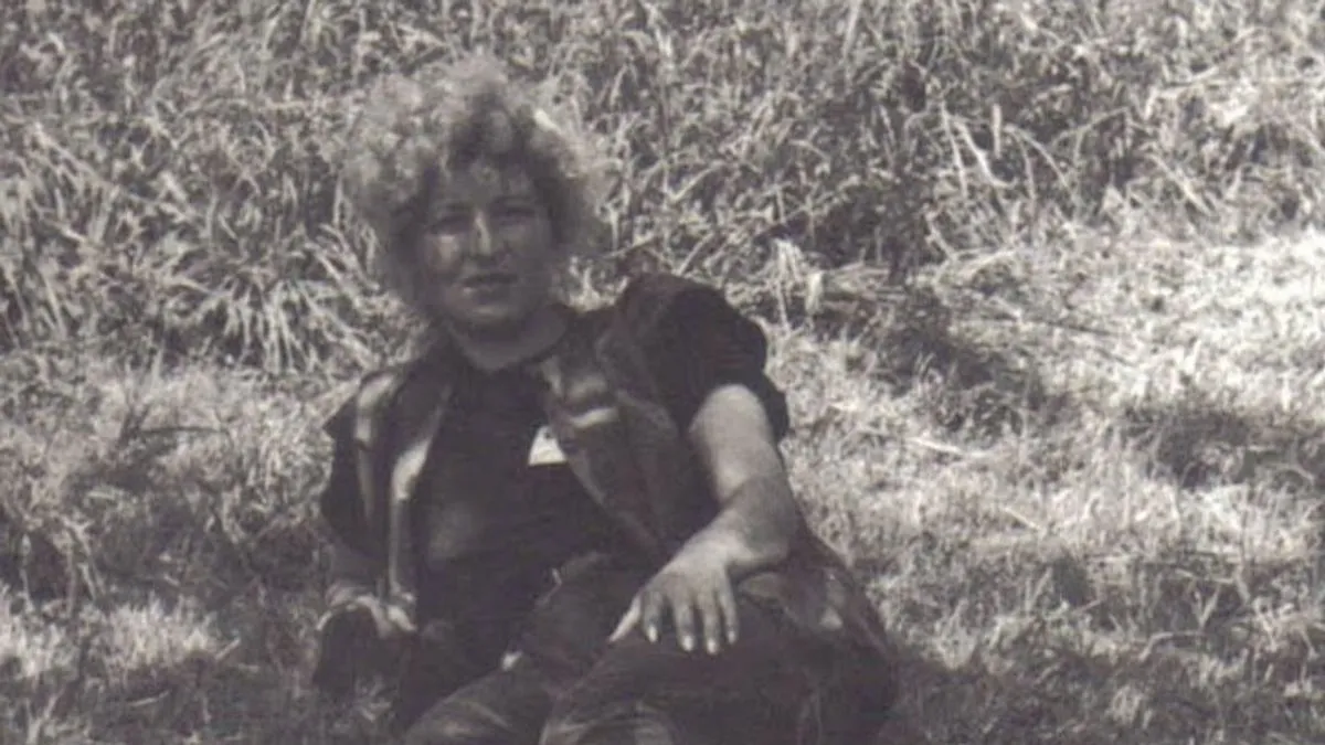 Dobitnica je ratnog priznanja Zlatni ljiljan i Ordena Zlatni grb sa mačevima.