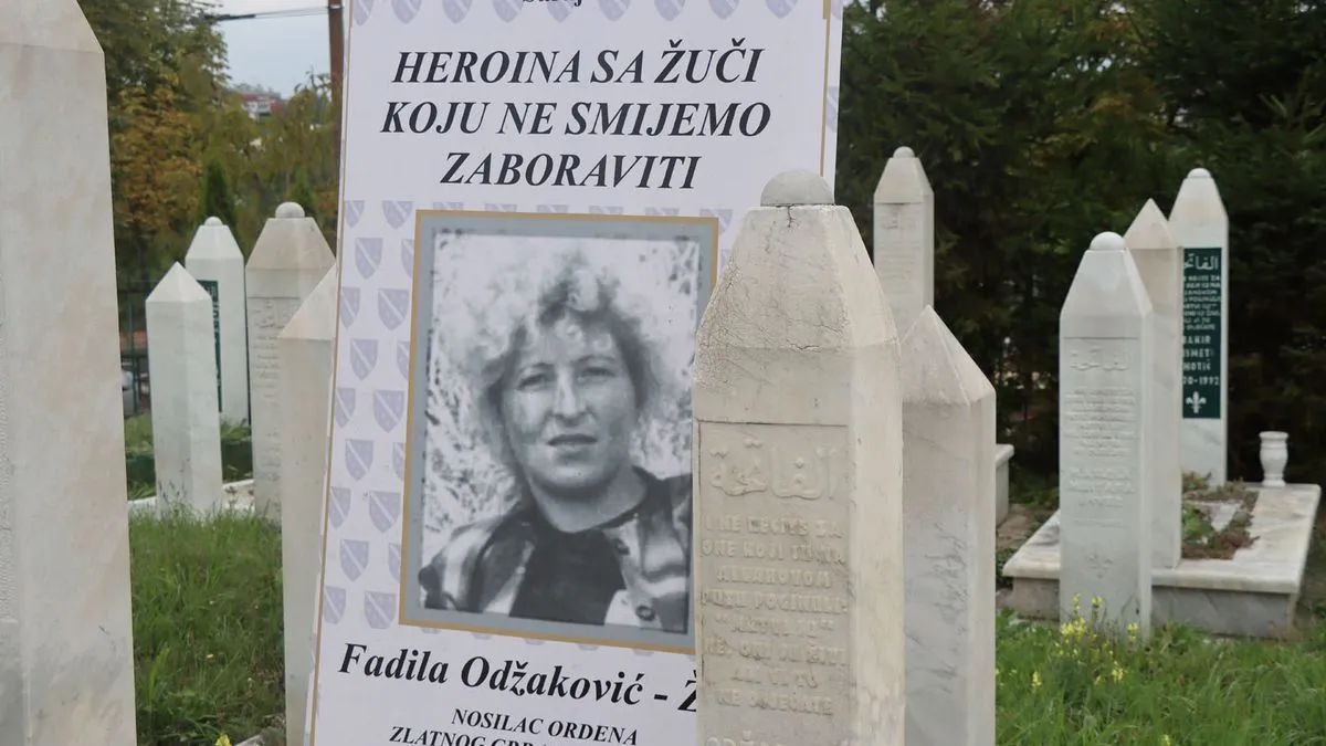 Dobitnica je ratnog priznanja Zlatni ljiljan i Ordena Zlatni grb sa mačevima.