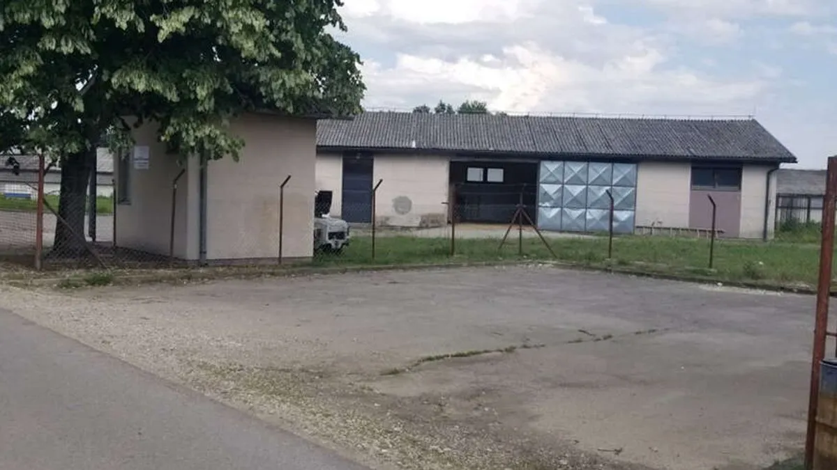 Ovaj uzgoj proizvodi otpadne materije, neugodne mirise, čestice u vazduhu i veliku količinu izmeta, što značajno ugrožava naše zdravlje.