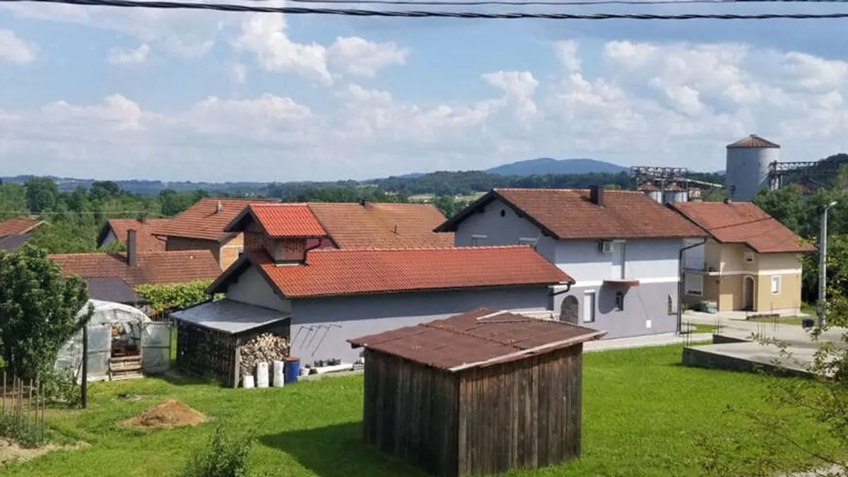 Ćurke im zagorčavaju život: Mještani se guše u smradu, a evo šta im je poručio vlasnik