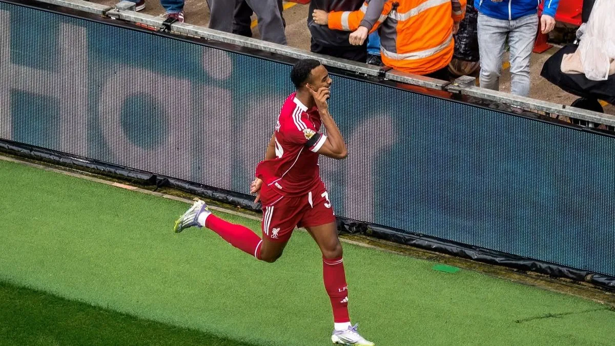 Od samog početka Liverpool je žestoko pritisnuo i prvi puta suparnika slomio u 10. minuti