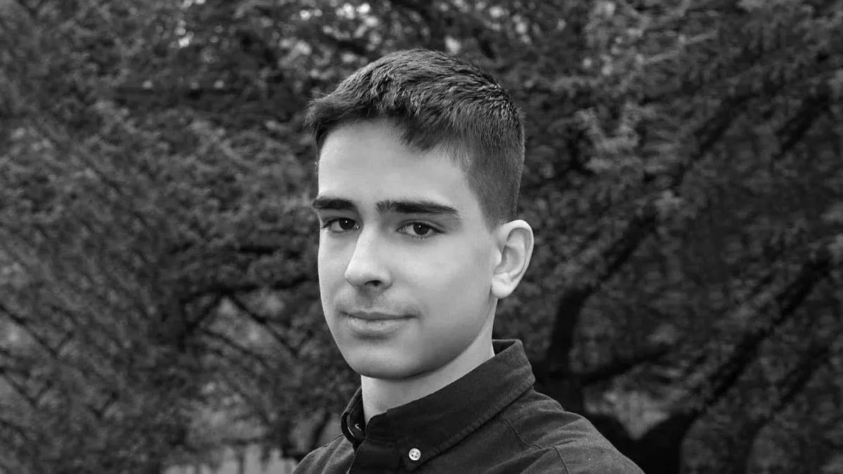 Pamtićemo ga po osmijehu, dobroti i vedrini kojom je unosio radost u našu školu i među svoje prijatelje. 