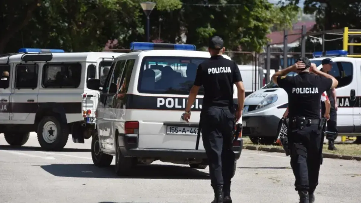 Tokom incidenta osumnjičeno maloljetno lice je nožem u predjelu stomaka nanijelo teške tjelesne povrede opasne po život drugom maloljetniku