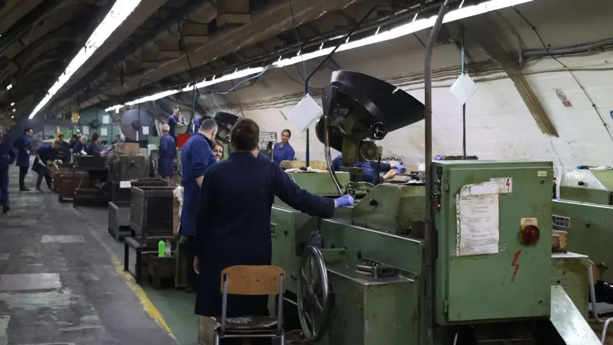 Kompanija je bila prisiljena poslati veći dio radnika na korištenje preostalog godišnjeg odmora, kako bi se racionalno upravljalo troškovima.
