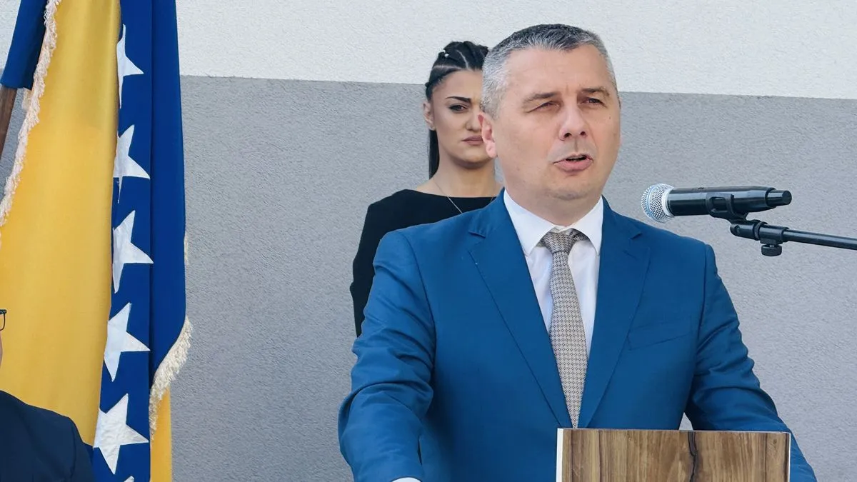 Na svečanosti uručenja ključeva prisustvovao je i federalni ministar raseljenih osoba i izbjeglica Nerin Dizdar