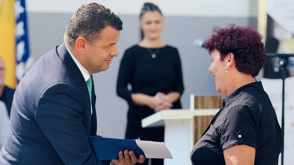 Na svečanosti uručenja ključeva prisustvovao je i federalni ministar raseljenih osoba i izbjeglica Nerin Dizdar