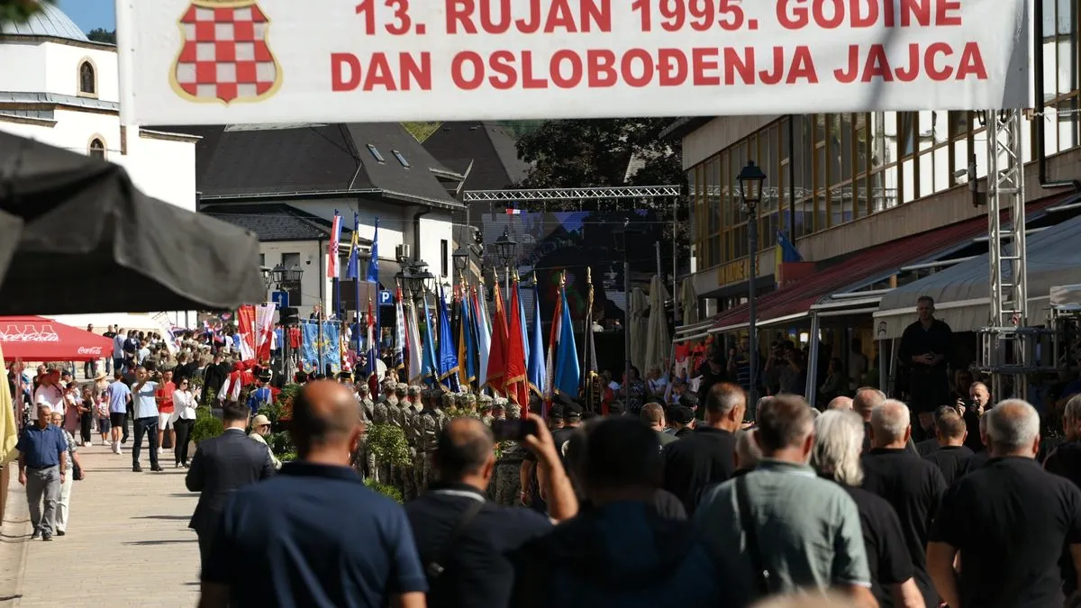 Ono što se dogodilo u Jajcu nije ništa drugo do nastavak ušminkane prošlosti – ovog puta zamaskirane malom zastavicom Bosne i Hercegovine...